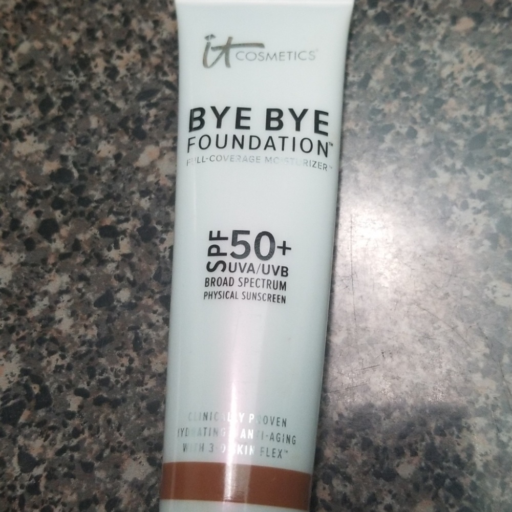 Full coverage moisurizer dark foundation